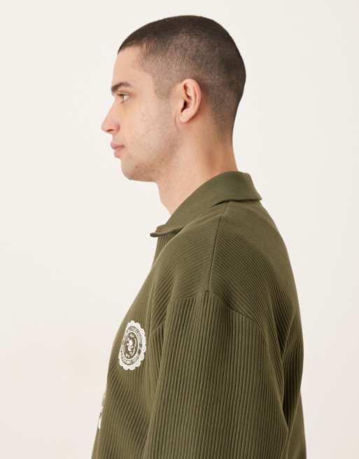 Sudadera verde holgada con cuello tipo polo con muesca y estampado en el pecho de canalé de ASOS DESIGN, 4 de 5