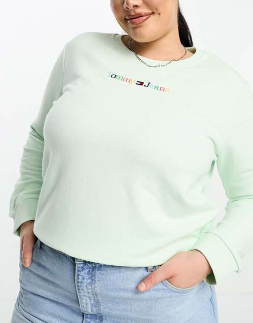 Sudadera verde menta con cuello redondo y logo lineal con tipografía serif de Tommy Jeans Plus