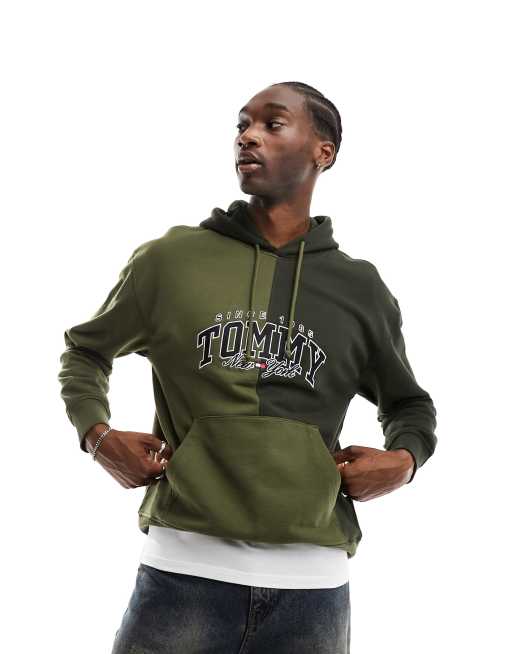 Sudadera verde oliva holgada con capucha y diseño universitario de dos tonos de Tommy Jeans