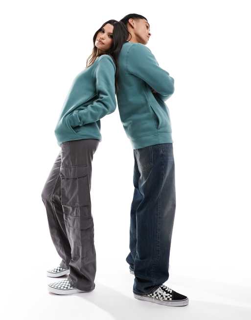 Sudadera verde oscuro con cuello redondo y logo en pectoral