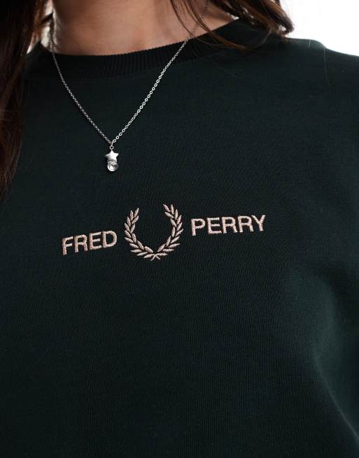 Sudadera verde oscuro con cuello redondo y logo metalizado en el pecho de Fred Perry, 2 de 4