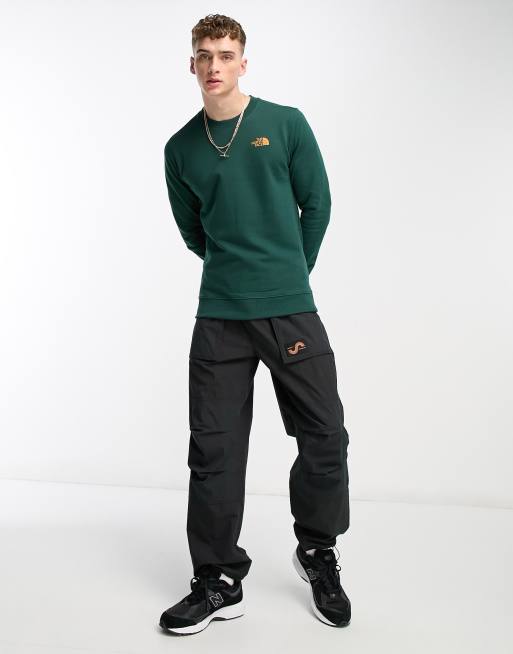 Sudadera verde oscuro con estampado en la espalda Mountain Outline exclusiva en ASOS de The North Face, 4 de 4