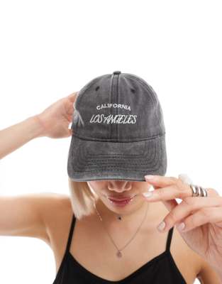 SUI AVA – Alltags-Kappe in verwaschenem Schwarz mit „Los Angeles“-Stickerei 