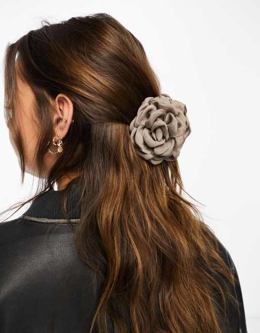 SUI AVA – Beige hårklämma med rosdetalj