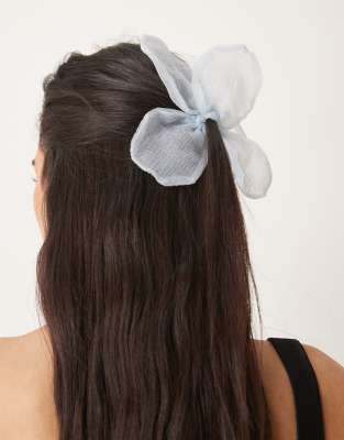 Sui Ava - Buttercup - Blumenförmiger Scrunchie-Haargummi in Blau