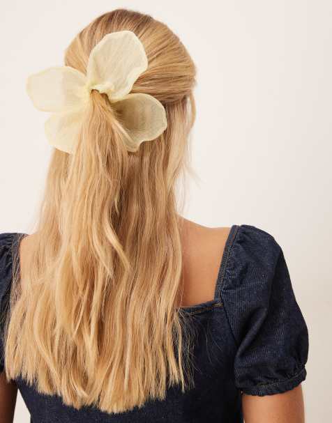 Sui Ava – Buttercup – Blumenförmiger Scrunchie-Haargummi in Gelb - view 1