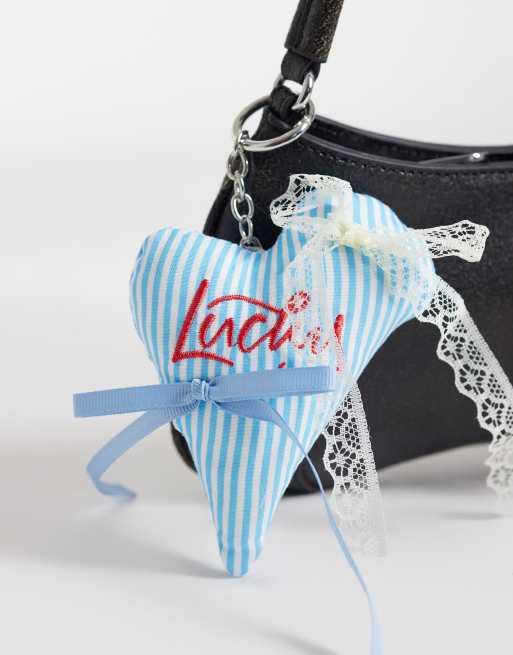 Sui Ava - Charm para bolso azul con diseño de corazón y texto "Lucky", 2 de 3