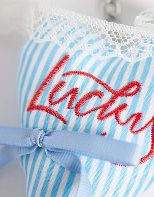 Sui Ava - Charm para bolso azul con diseño de corazón y texto "Lucky", 3 de 3