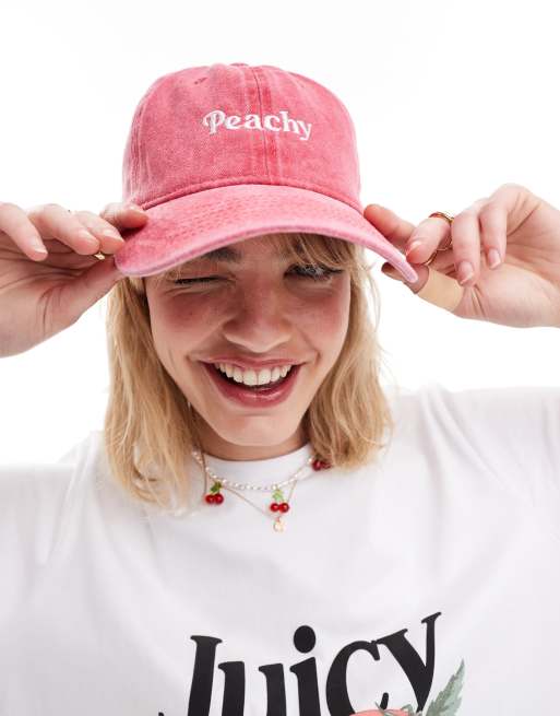 SUI AVA - Everyday - Casquette avec inscription Peachy - Rouge délavé 