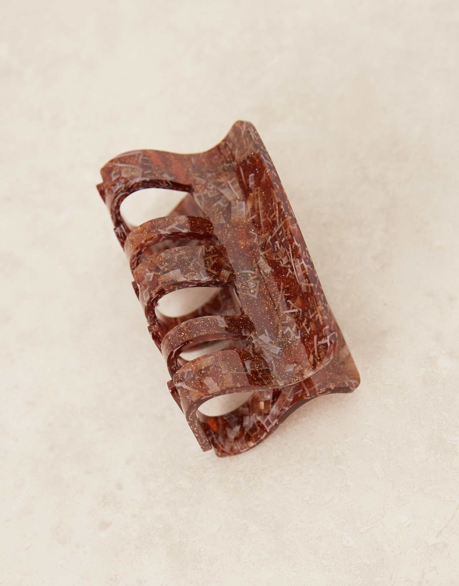 Суи Ава фи мирная, с большими горячими волосами цвета мокко, окрашенными в коричневый цвет