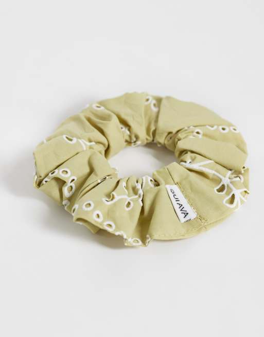 Sui Ava floral broderie hair scrunchie in green, 3 of 3