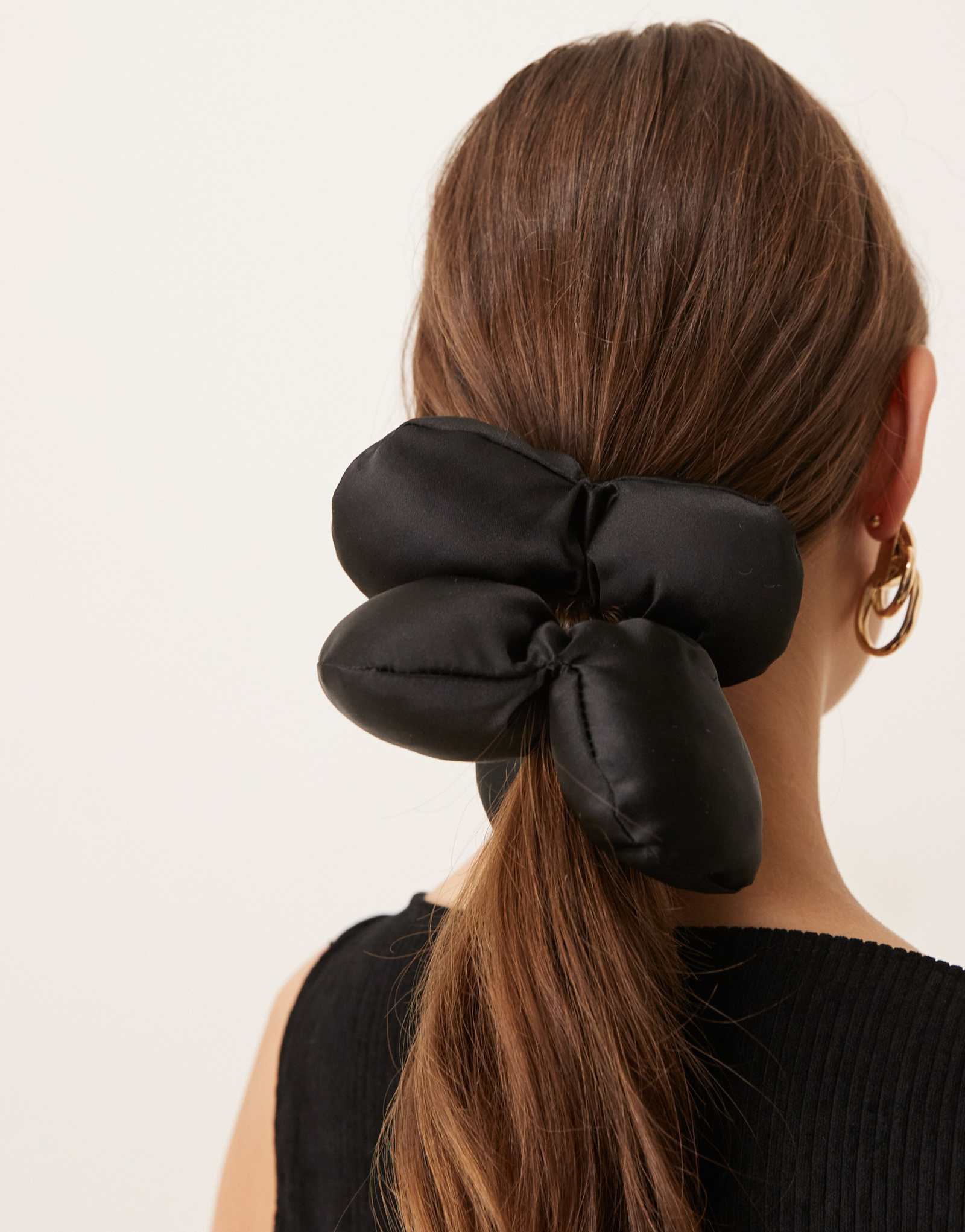 Резинка для волос на цветочной подушке Sui Ava черного цвета