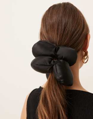 Sui Ava - Flower Pillow - Scrunchie-Haargummi in Schwarz