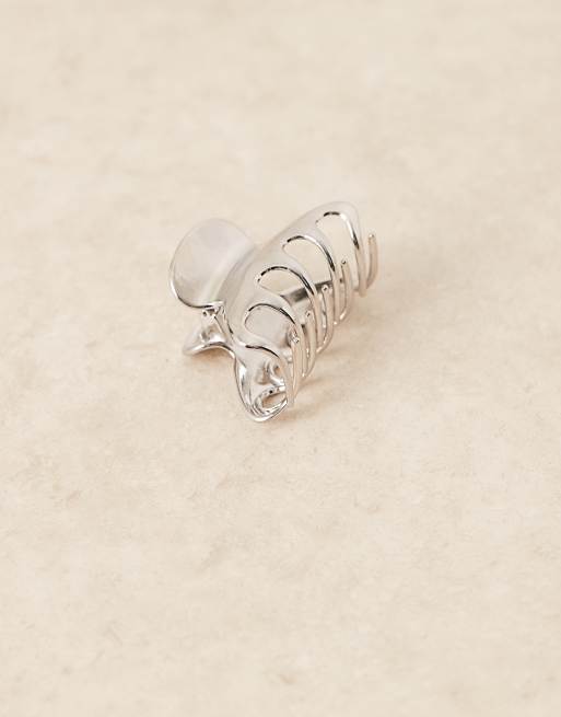 Sui Ava glossy metallic hair claw in silver, 3 of 3