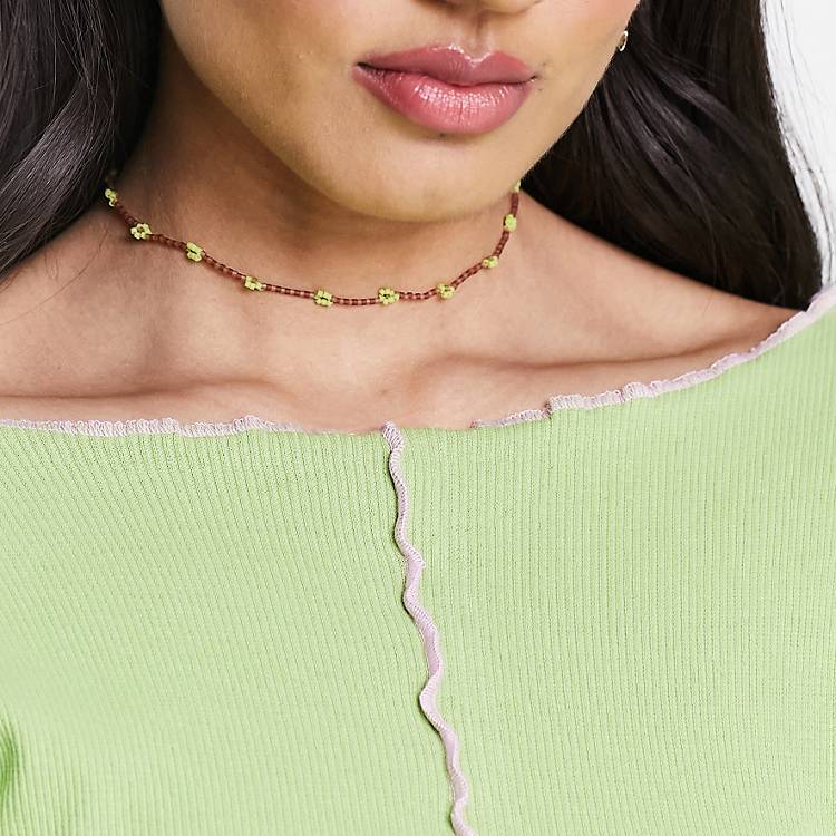 SUI - Grøn og brun halskæde i perler med marguerit-vedhæng | VolcanmtShops
