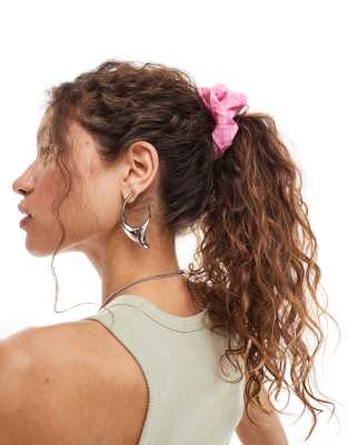 SUI AVA - Großes Scrunchie-Haargummi in Pink-Rosa