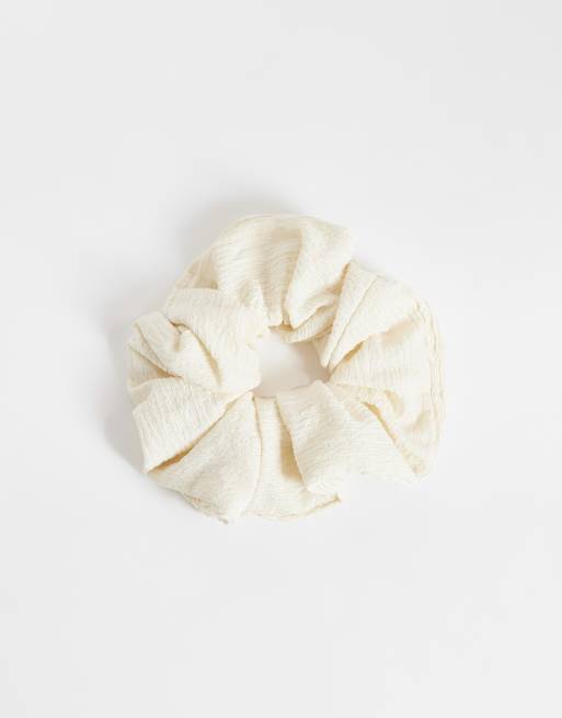 Sui Ava gumka do włosów typu scrunchie w kremowym kolorze z zygzakiem, 2 z 3