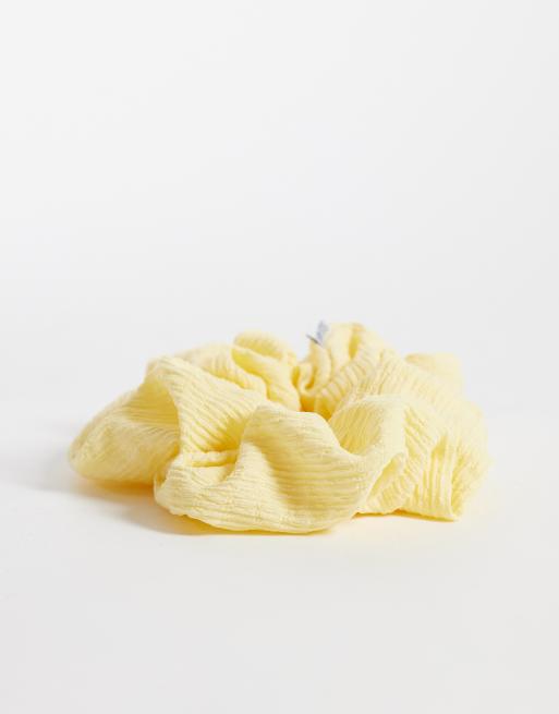 Sui Ava gumka scrunchie w kolorze maślanożółtym, 3 z 3