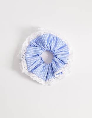 Sui Ava - Haar-Scrunchie in Blau mit Streifen und Spitzendetail