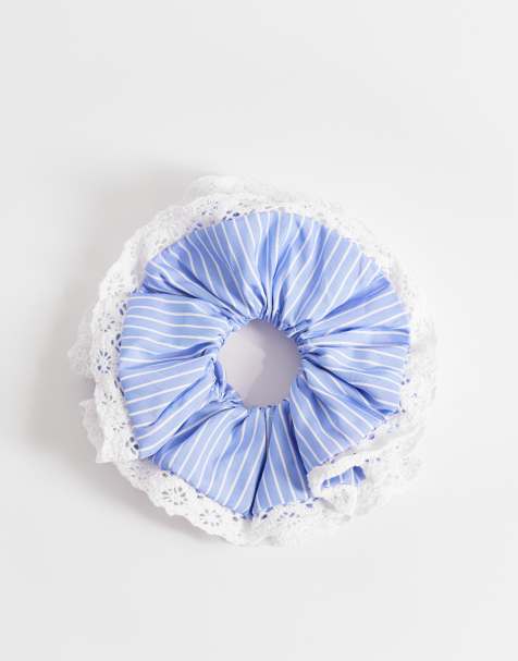 Sui Ava – Haar-Scrunchie in Blau mit Streifen und Spitzendetail - view 1