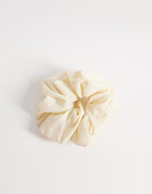 Sui Ava - Haar-Scrunchie in Creme-Weiß