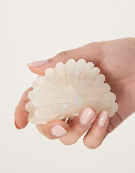 Sui Ava – Haarklammer in Weiß im Muscheldesign, 2 von 3