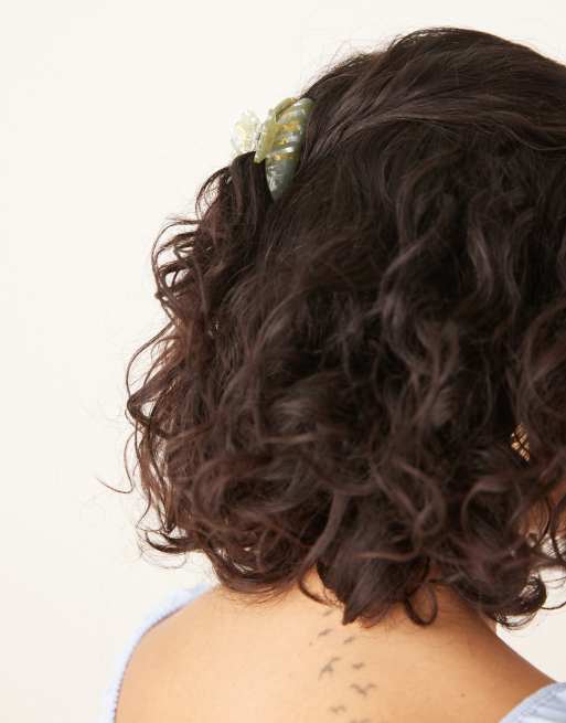 Sui Ava Helle Vacanza mini hair claw in matcha green