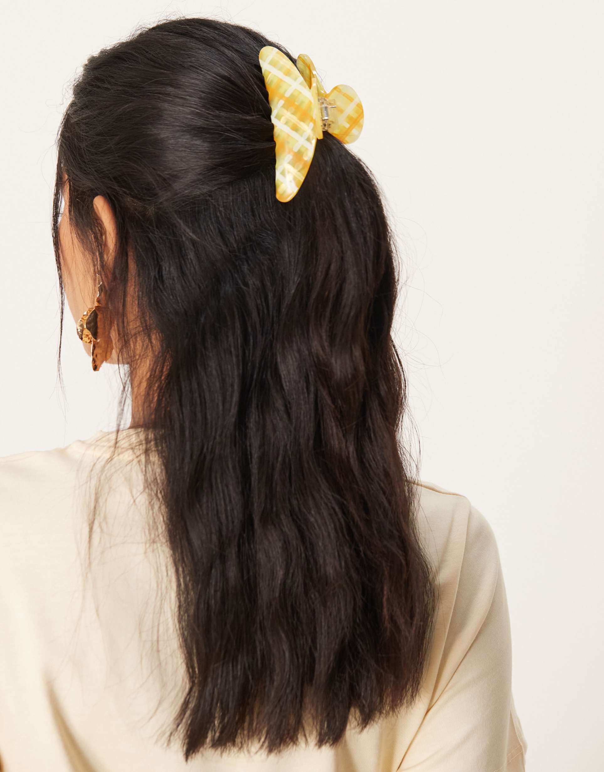 sui ava ida large hair claw in yellow