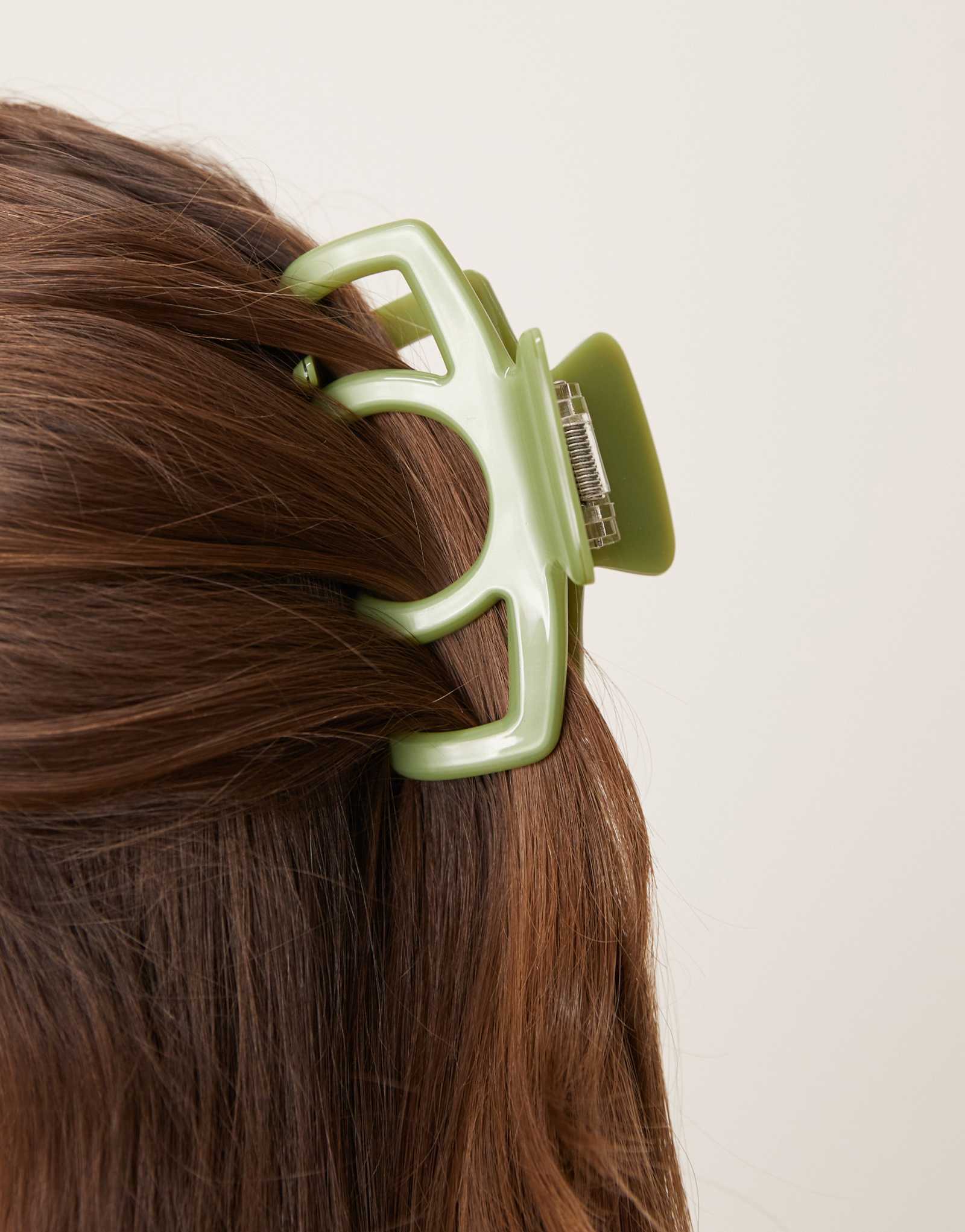 Суи Ава Джози при свечах с большим пучком зеленых волос