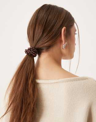 Sui Ava - Klassischer Scrunchie-Haargummi in Braun mit Perlenbesatz-Brown