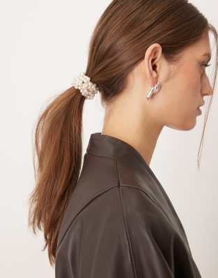 Sui Ava - Klassischer Scrunchie-Haargummi in Weiß mit Perlenbesatz