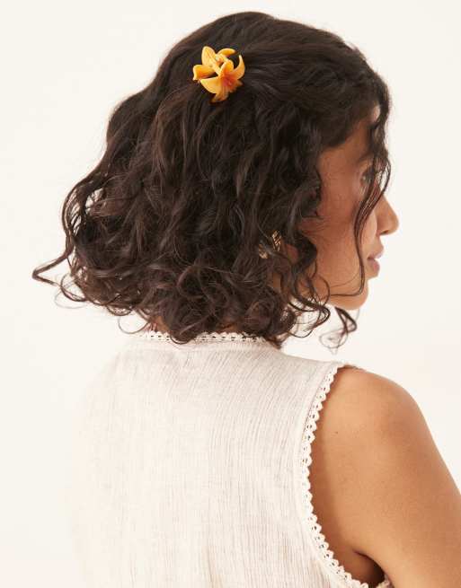 Sui Ava - Mini haarklem met plumeria in geel, 4 van 4