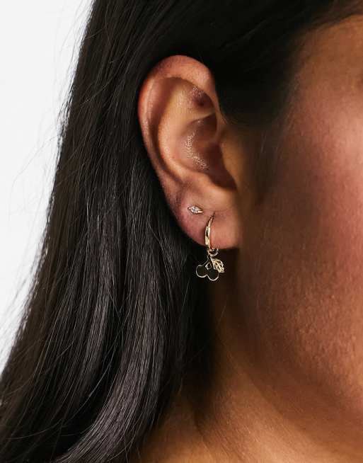 SUI AVA - Orecchini a cerchio color oro con ciliegia