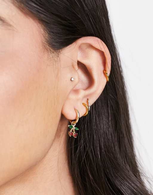 SUI AVA - Orecchini a cerchio piccoli color oro con ciondolo a forma di ciliegie 