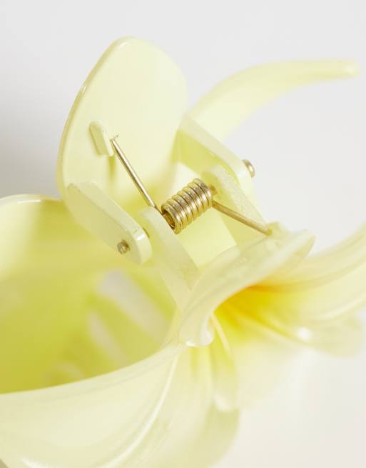 Sui Ava – Plumeria Bisou – Gul, stor hårklämma, 2 av 3