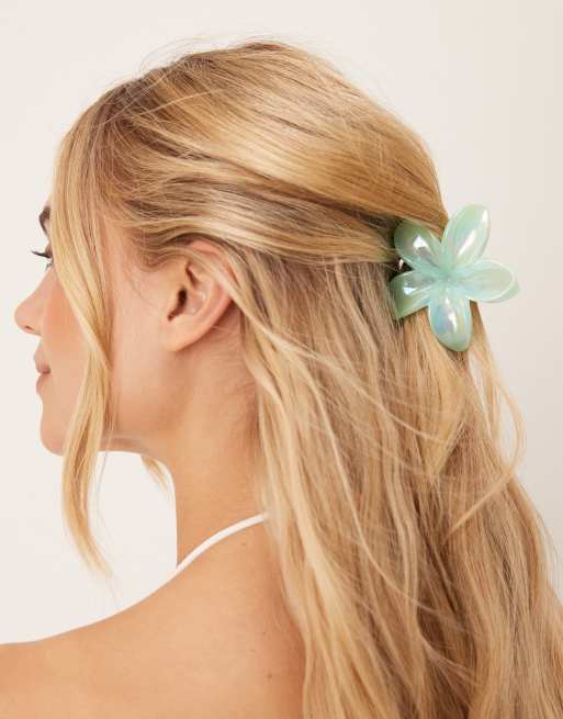 Sui Ava - Plumeria - Grøn og metallisk hårklemme med blomsterdesign 