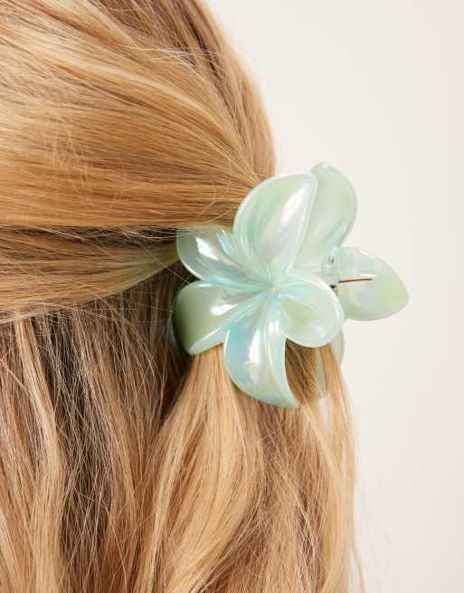 SUI AVA – Plumeria – Grön, metallisk hårklämma med blomma , 3 av 3