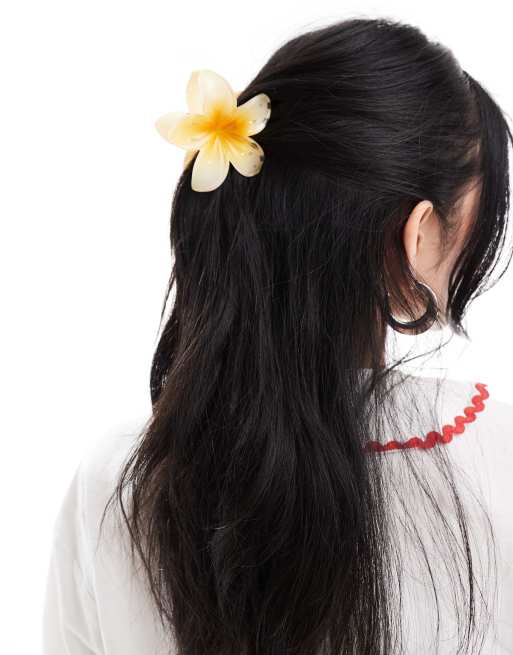 SUI AVA – Plumeria Lotus – Gul hårklämma med blomma , 4 av 4