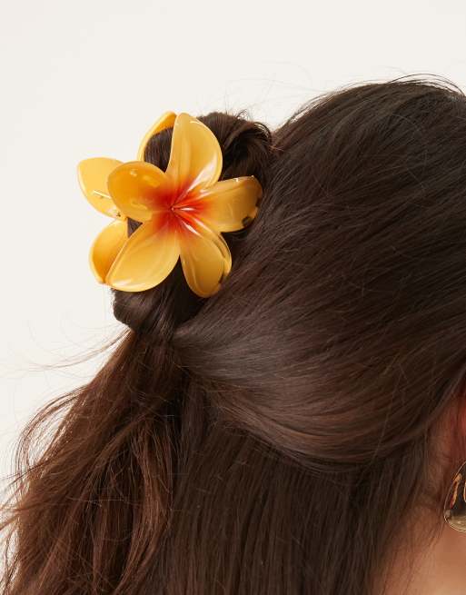Sui Ava - Plumeria - Pinza grande per capelli gialla a forma di fiore, 3 di 3