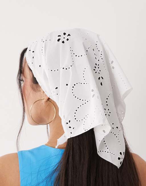 Sui Ava - Sciarpa stile bandana bianca in pizzo a fiori, 3 di 3