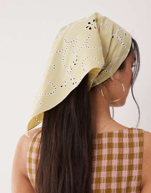 Sui Ava - Sciarpa stile bandana in pizzo verde a fiori, 3 di 3