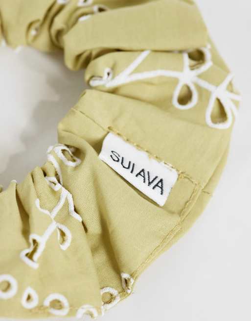 Sui Ava – Scrunchie-Haargummi in Grün mit floraler Lochstickerei, 2 von 3