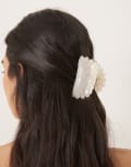 [Sui Ava] Sui Ava shell hair claw in white No Size WHITE