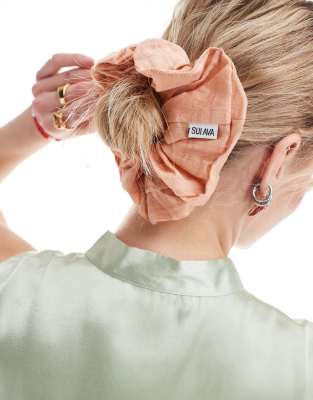 SUI AVA - Übergroßes Scrunchie in Pfirsich-Rosa