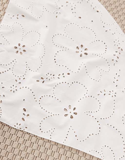 Sui Ava – Vit, blommig bandanascarf i broderie anglaise, 2 av 3