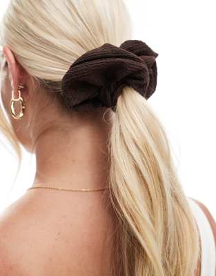 SUI AVA - Zig-Zag - Scrunchie-Haargummi in Schokobraun-Brown