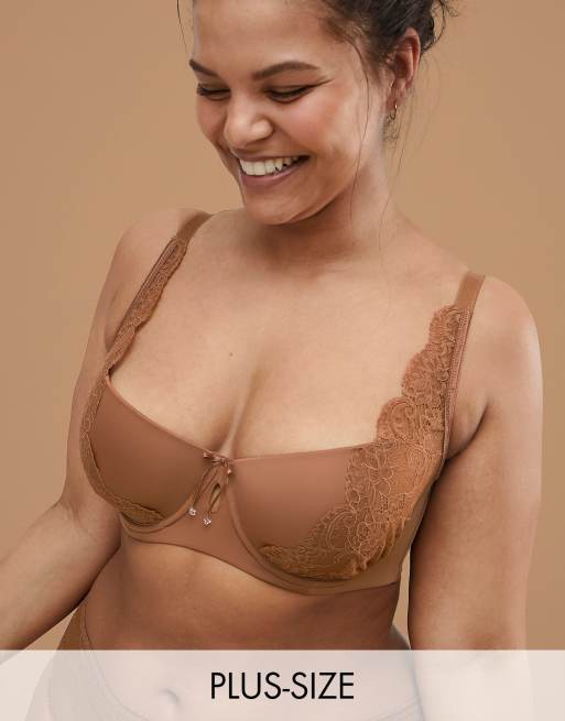 Conjunto de lencería con sujetador de encaje con relleno y aros y braguitas de Ashley Graham, 2 de 3