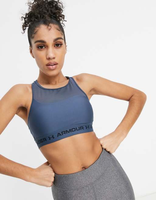 Sujetador deportivo azul de sujeción media con espalda cruzada y panel de malla de Under Armour, 3 de 4