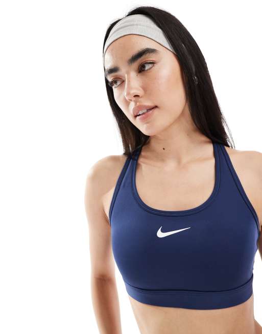 Sujetador deportivo azul marino de sujeción media Swoosh de Nike Training, 2 de 4