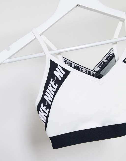 Sujetador deportivo blanco de sujeción ligera con cinta con logo Indy de Nike Training, 4 de 4